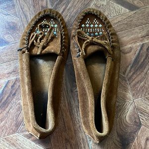 Minnetonka brown flats with silver detailing. Size 9 and in great condition!